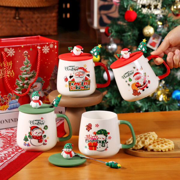 christmas-coffee-cup-lid-spoon-set Close-up of a Christmas coffee cup set showcasing the detailed snowman illustration and festive green handle.