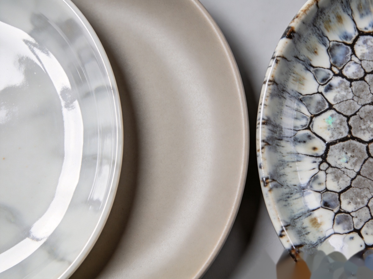 Ceramic Glaze Types Explained: A Complete Guide to Glaze Finishes & Food Safety Standards for Bulk Tableware 1 Comparison of glossy matte and reactive ceramic glaze finishes