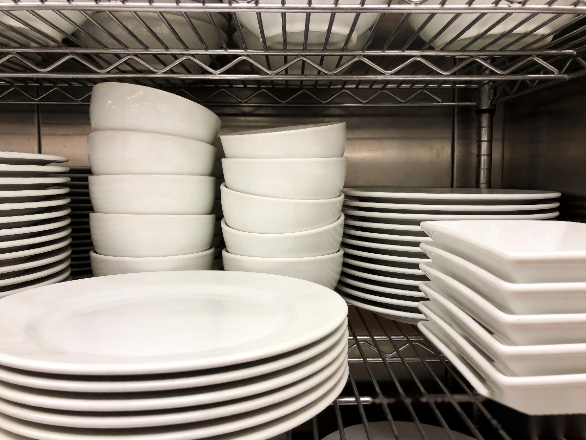 Hotel Ceramic Tableware Buying Guide: How to Choose the Right Dinnerware for Hospitality Businesses 3 Commercial ceramic tableware storage for hotel restaurant operations