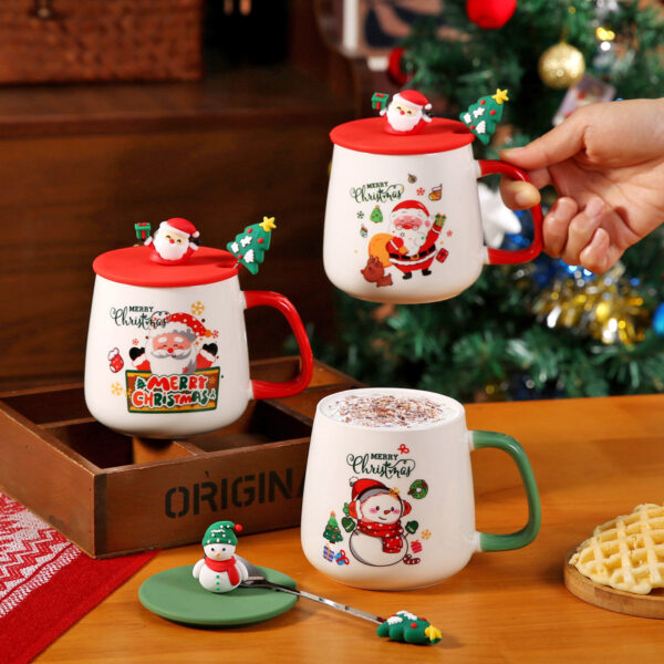 wholesale-christmas-ceramic-mugs Wholesale festive Christmas ceramic mugs with 3D Santa and Snowman lids and matching spoons on a wooden table.