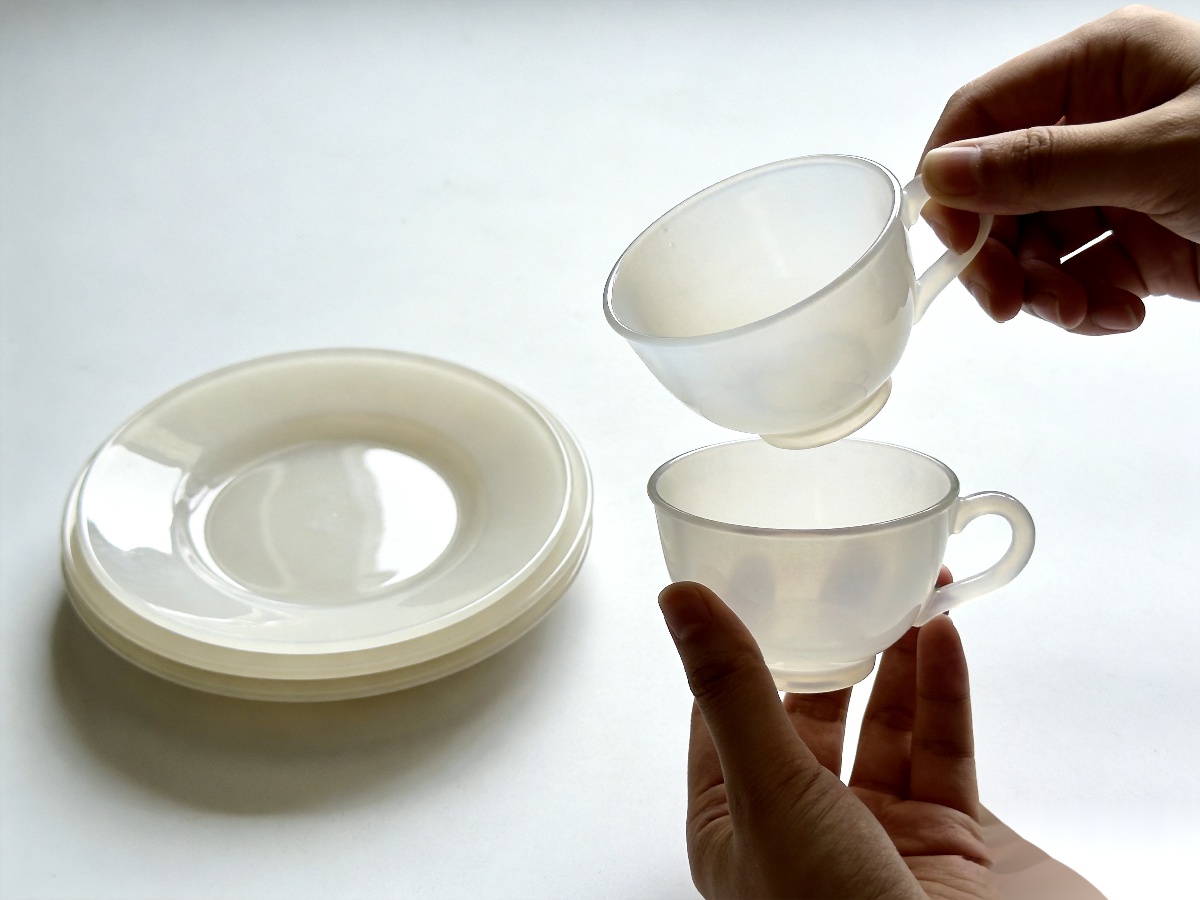 Ceramic Material Types: Stoneware vs Porcelain vs Bone China — A B2B Buyer's Comparison Guide 2 Ceramic material types porcelain and bone china showing elegant translucency and refined finish