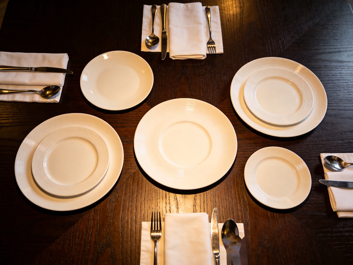 Ceramic Tableware Weight Guide: How to Choose the Right Thickness for Your Market 2 ceramic tableware weight in restaurant dining setting with premium porcelain