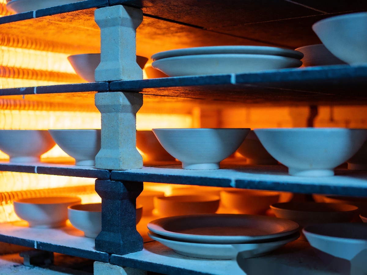 Ceramic Thermal Shock Resistance: Complete Testing & Standards Guide for B2B Buyers 2 Industrial kiln firing ceramic tableware at high temperature to improve ceramic thermal shock resistance