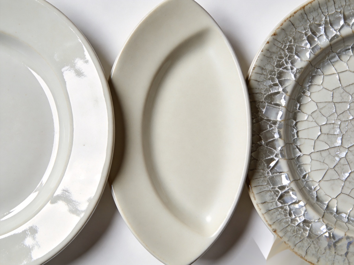 Ceramic Tableware Finish Options: Matte vs Glossy vs Reactive Glaze — A Complete Guide for B2B Buyers 1 Three ceramic plates showing different ceramic tableware finish options - glossy, matte, and reactive glaze