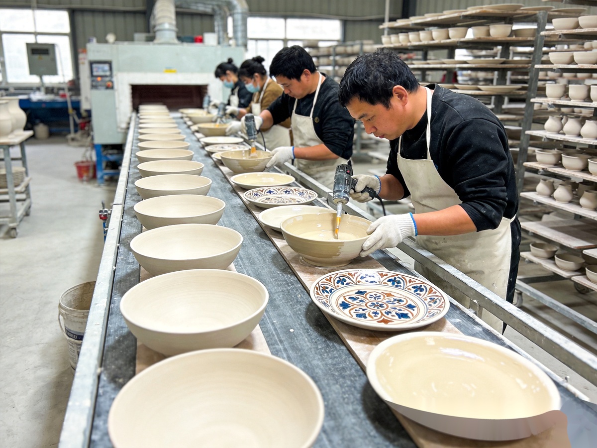 Ceramic Tableware Finish Options: Matte vs Glossy vs Reactive Glaze — A Complete Guide for B2B Buyers 3 Ceramic tableware finishing process in manufacturing facility