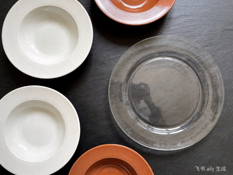 Commercial tableware comparison showing ceramic, melamine, and tempered glass plates side by side.