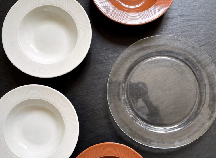 Commercial tableware comparison showing ceramic, melamine, and tempered glass plates side by side.