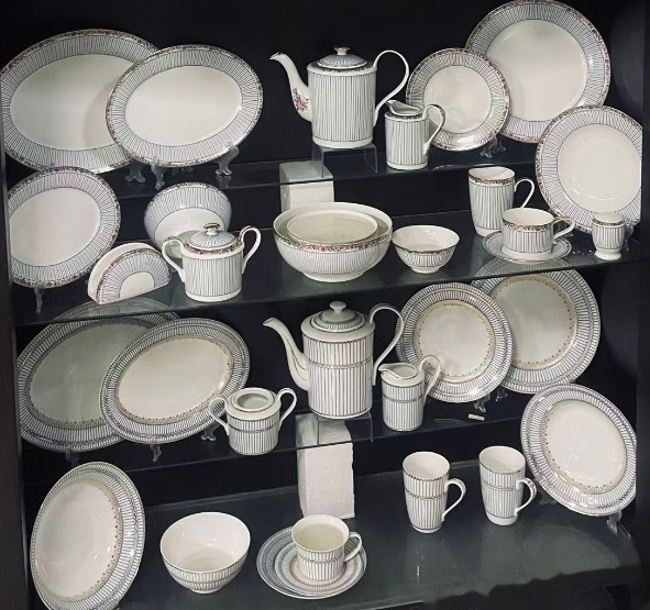 Floral Stripe Porcelain Tableware Display Collection Wholesale porcelain tableware display with red-brown floral border and gold rim stripe series on black shelf