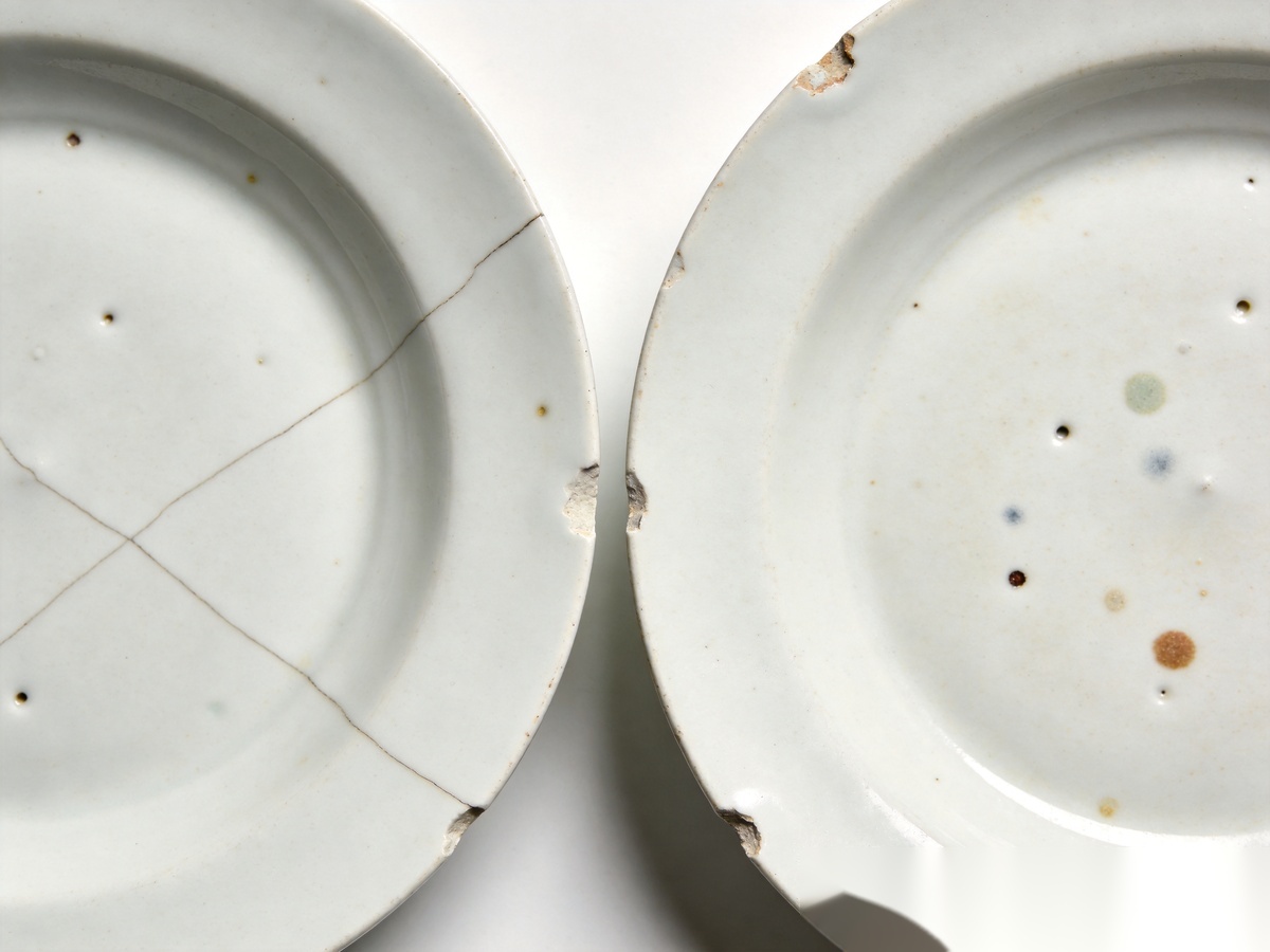 Ceramic Defect Classification and Acceptance Standards: A Complete Guide for B2B Tableware Buyers 1 ceramic defect classification showing surface defects on porcelain plates