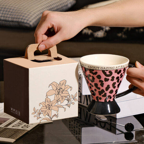 black-handle-ceramic-mug-detail Pink ceramic coffee mug with glossy black handle and base detail
