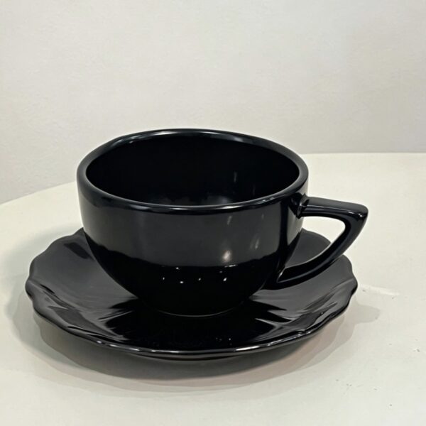 Ceramic coffee cup with ergonomic triangle handle for café tableware