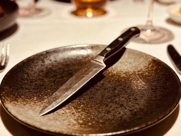 matte glaze ceramic plate surface showing metal mark resistance for steakhouse tableware
