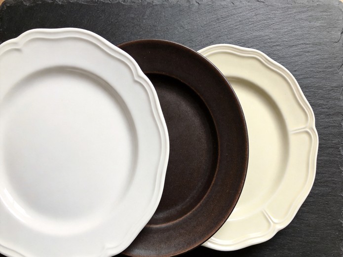 ceramic plate material comparison showing porcelain, stoneware, and ironstone plates for bbq restaurant use