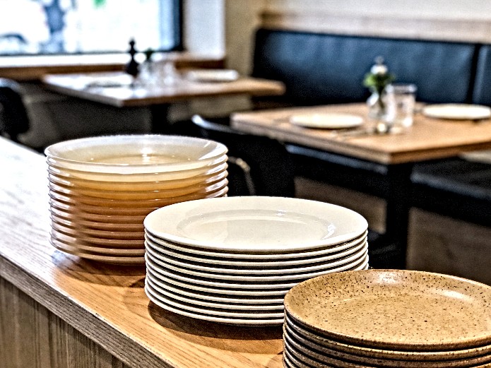 How to Source Ceramic Tableware for Fine Dining Restaurants 2 bone china, porcelain, and stoneware dinner plates stacked showing thickness and material differences for restaurant sourcing
