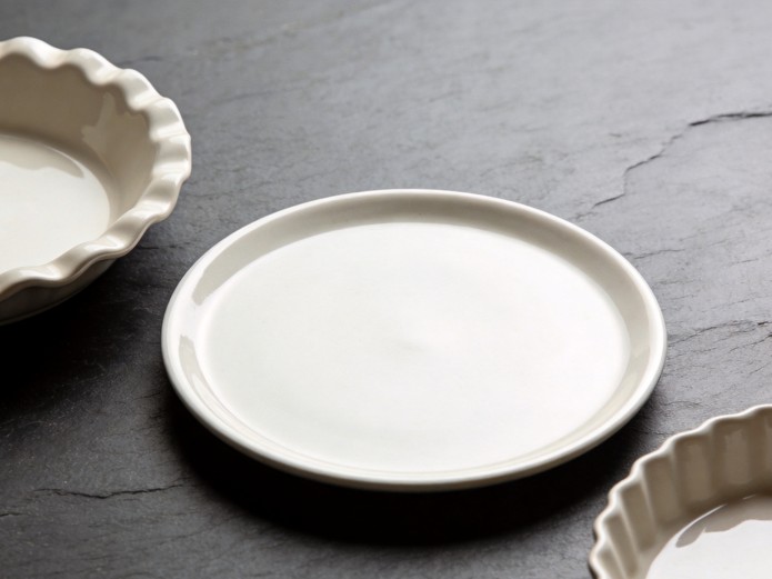 commercial pizza dinnerware profiles showing coupe flat and deep-dish ceramic plates side by side