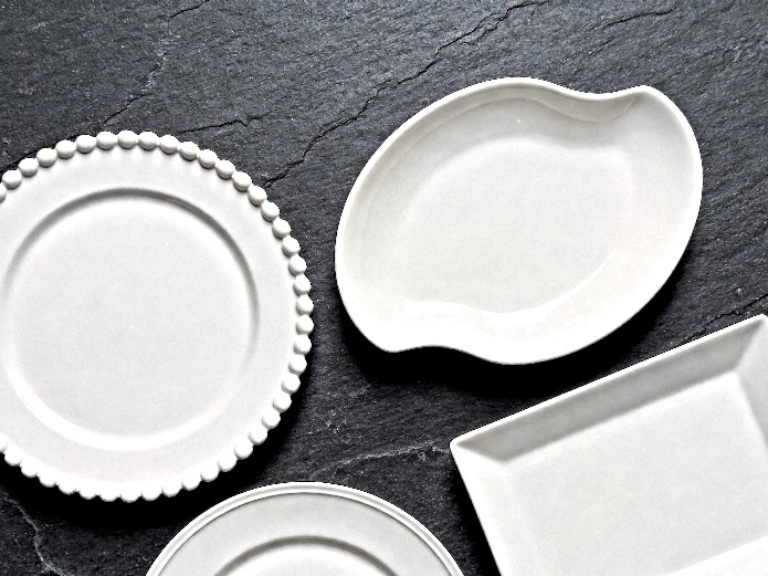 How to Source Ceramic Tableware for Fine Dining Restaurants 1 fine dining ceramic plates with rolled rim, coupe rim, and flat rim styles compared side by side