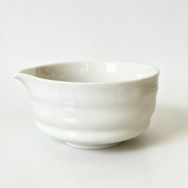 katakuchi-matcha-bowl-side-view Spouted ceramic matcha bowl with matching whisk holder set