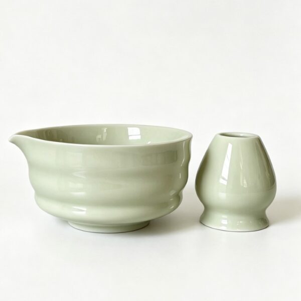 spouted-matcha-bowl-katakuchi Spouted matcha bowl with Katakuchi-inspired ceramic design
