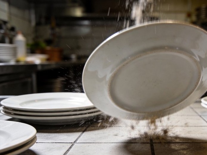 commercial kitchen drop test showing ceramic plate durability for foodservice buyers
