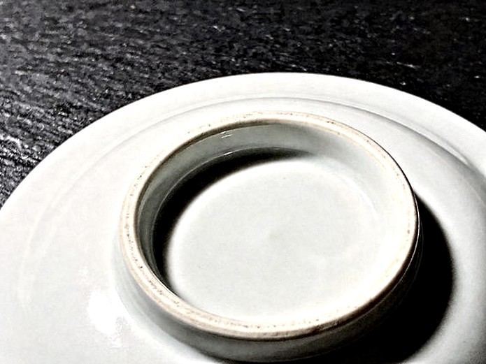 ceramic plate foot ring underside showing raised stacking design for commercial dinnerware stability